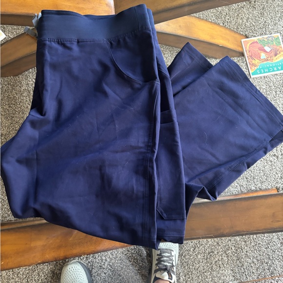 Women’s Navy Kade Cargo Scrub Pants 2XL
Never worn new with tags - Picture 1 of 2